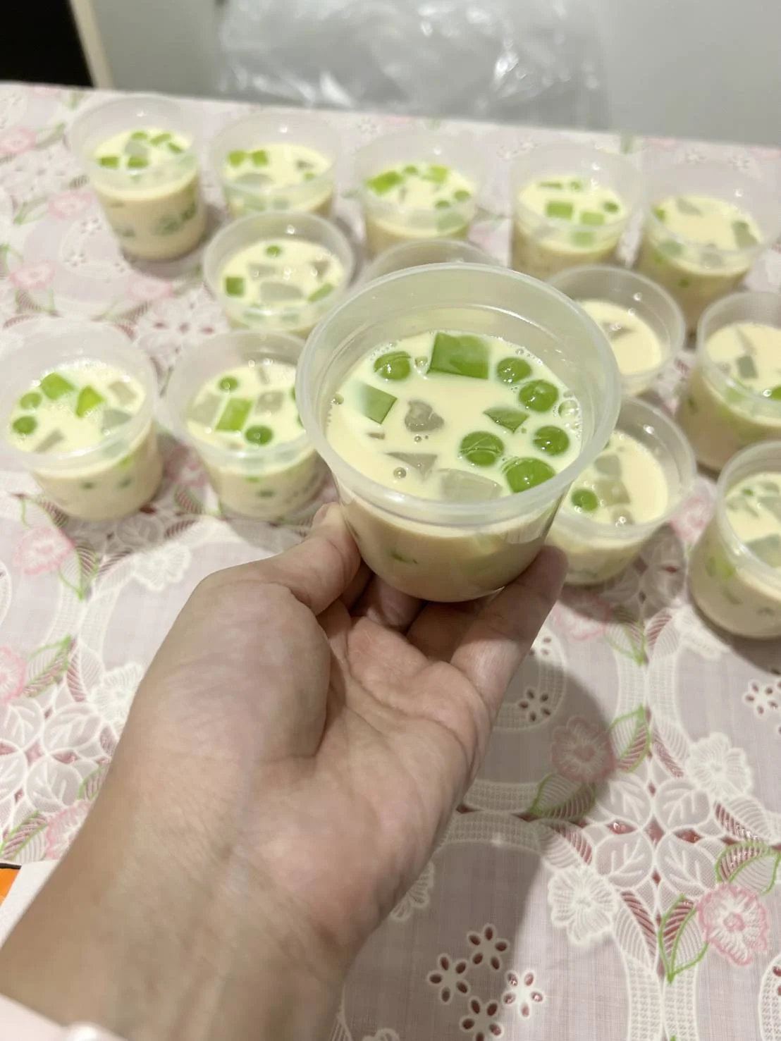 สาคูนมสดวุ้นใบเตย